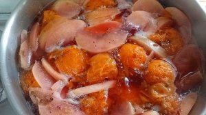 Маникюр , что купила , сноха борщ приготовила .