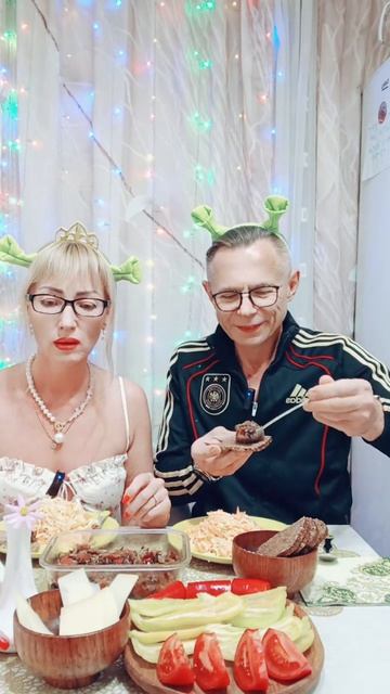 Салат с икрой😋😋😋,фрагмент мукбанга