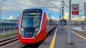 ЭС104 038 «Финист» сообщением Санкт-Петербург - Ораниенбаум 1, отправился от Балтийского вокзала