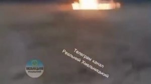 В поле горит украинская повозка карателей ТЦК. Местные наблюдают с радостью и энтузиазмом.