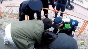 В Югре инспекторы ДПС оказали помощь мужчине, у которого на улице случился приступ эпилепсии