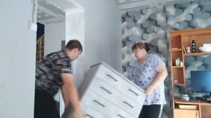 ПОСТЕЛИЛИ НОВЫЙ ЛИНОЛЕУМ И ПОСТАВИЛИ ДИВАН / ЧИТАЮ КОММЕНТАРИЙ И ОТВЕЧАЮ НА ВОПРОСЫ