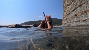 За скалой на пляже в Дюрсо, подробности в описании