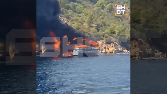 В Турции дотла сгорело судно, где находились 115 пассажиров
