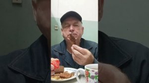 На ужин хлебный квас и жареная рыбка. Приятного всем аппетита.