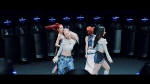 ITZY - UNTOUCHABLE