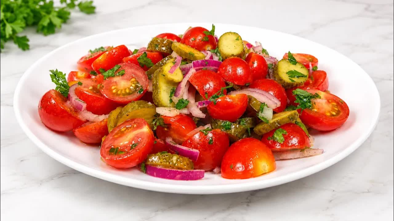 Салат «Сочный контраст» из помидоров и маринованных огурцов! Простой и вкусный рецепт за 10 минут!