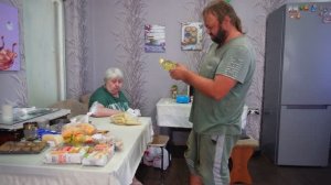Мама сыну наказала Пока они с мужем едут получать пенсию и купить еды Сынок соберет немного овощей