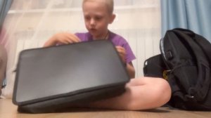 Показываю школьные вещи