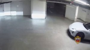 В Москве работники автомойки решили прокатиться на Porsche клиента, разбили машину, а затем просто п