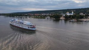 В море ходят теплоходы... 
Теплоход «Урал» мчит по Волге к Жигулëвской ГЭС