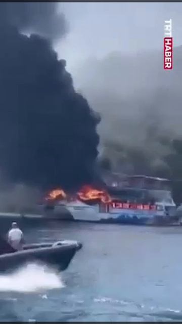 В Турции загорелось судно с 115-ю пассажирами