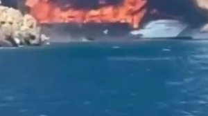 В Турции из-за пожара на судне пассажирам пришлось выпрыгнуть за борт. 

Там находилось 115 человек,