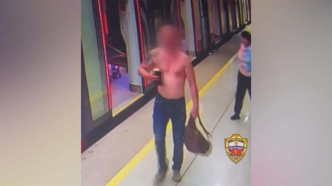 Полуголый мужчина устроил дебош в столичном метро: видео