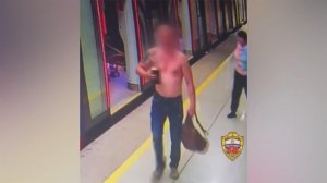 Полуголый мужчина устроил дебош в столичном метро: видео.