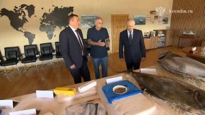 Путин прибыл на курильский остров Итуруп.
Рабочая программа президента началась с посещения рыбзавод
