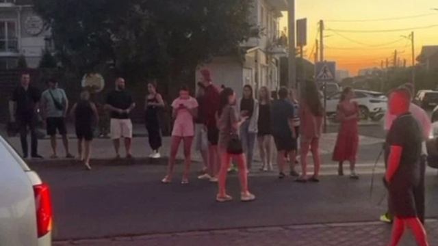 Жители Одессы перекрыли дорогу из-за отсутствия электроснабжения.

Фотографии публикует «Страна».