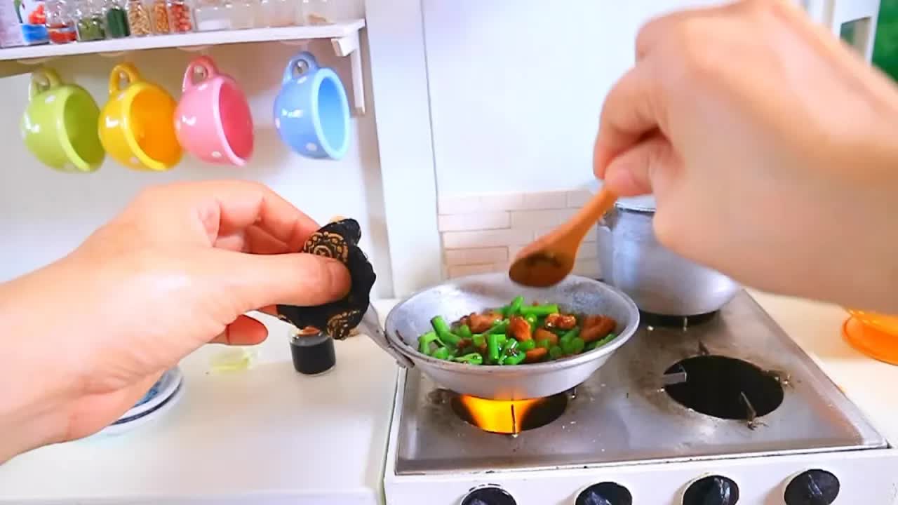 Миниатюрная кухня: готовим Адобо из стручковой фасоли (ASMR)