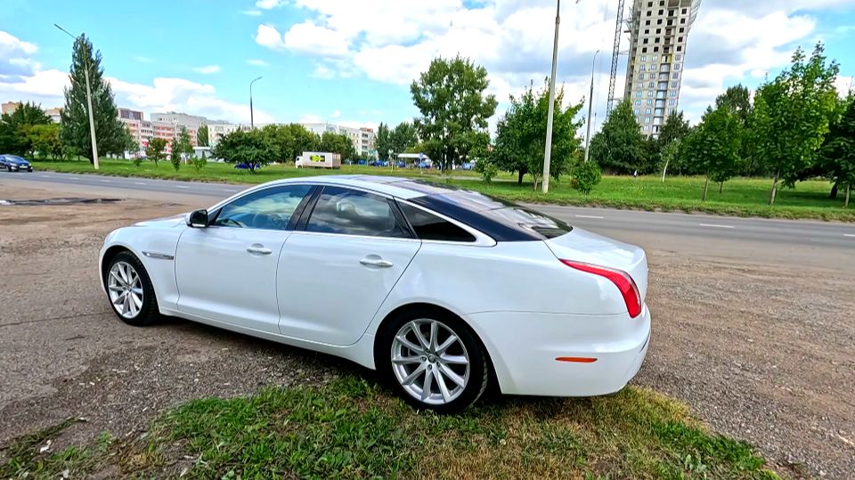 2012 JAGUAR XJ УТОНЧЕННЫЙ АРИСТОКРАТ НА КОЛЕСАХ.
