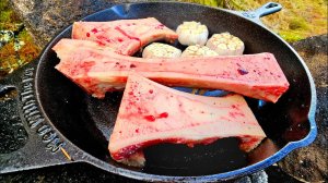 Хлеб с костным мозгом и чесноком у костра
