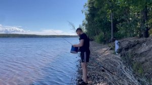 Одиночный кемпинг и рыбалка на диком озере   Готовлю на огне походную еду   Рецепты из Детства.mp4