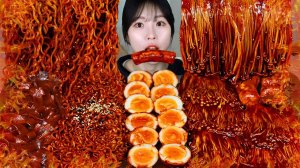 Мукбанг - лапша с чёрным соусом - еда на камеру