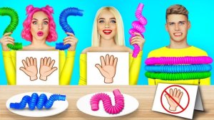 ЕДИМ БЕЗ РУК VS ОДНОЙ РУКОЙ VS ДВУМЯ РУКАМИ ЧЕЛЛЕНДЖ! Неловкие ситуации с едой
