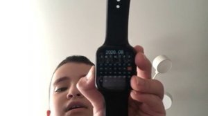 Распаковывает крутой набор чесов