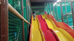 Мадина играет на развлекательные центре