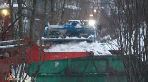 Уборка снега во дворе.