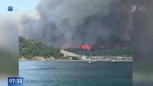 Греческий курорт превратился в зону эвакуации: кадры пожара на полуострове Кассандра.