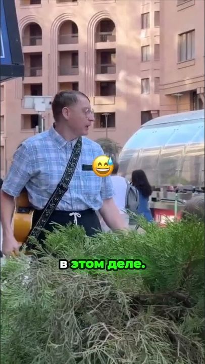 Скромный геймер бросил всё, чтобы стать рок звездой, и решился на первое выступление
