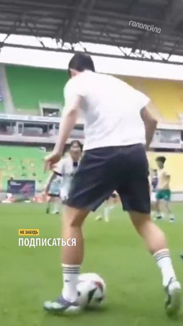 Футболист не справился со 100 девушками #футбол #football