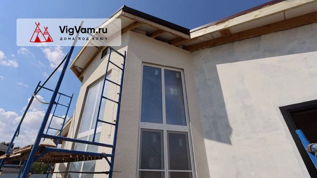 Фасад дома преображается: продолжаются работы по наружной отделке дома в Софьинском
