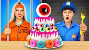 ГИГАНТСКАЯ ТЮРЕМНАЯ ЕДА VS КРОШЕЧНАЯ ПОЛИЦЕЙСКАЯ ЕДА _ Побег из Конфетной тюрьмы