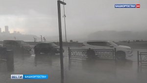 Уфу накрыл мощный ливень с грозой и градом