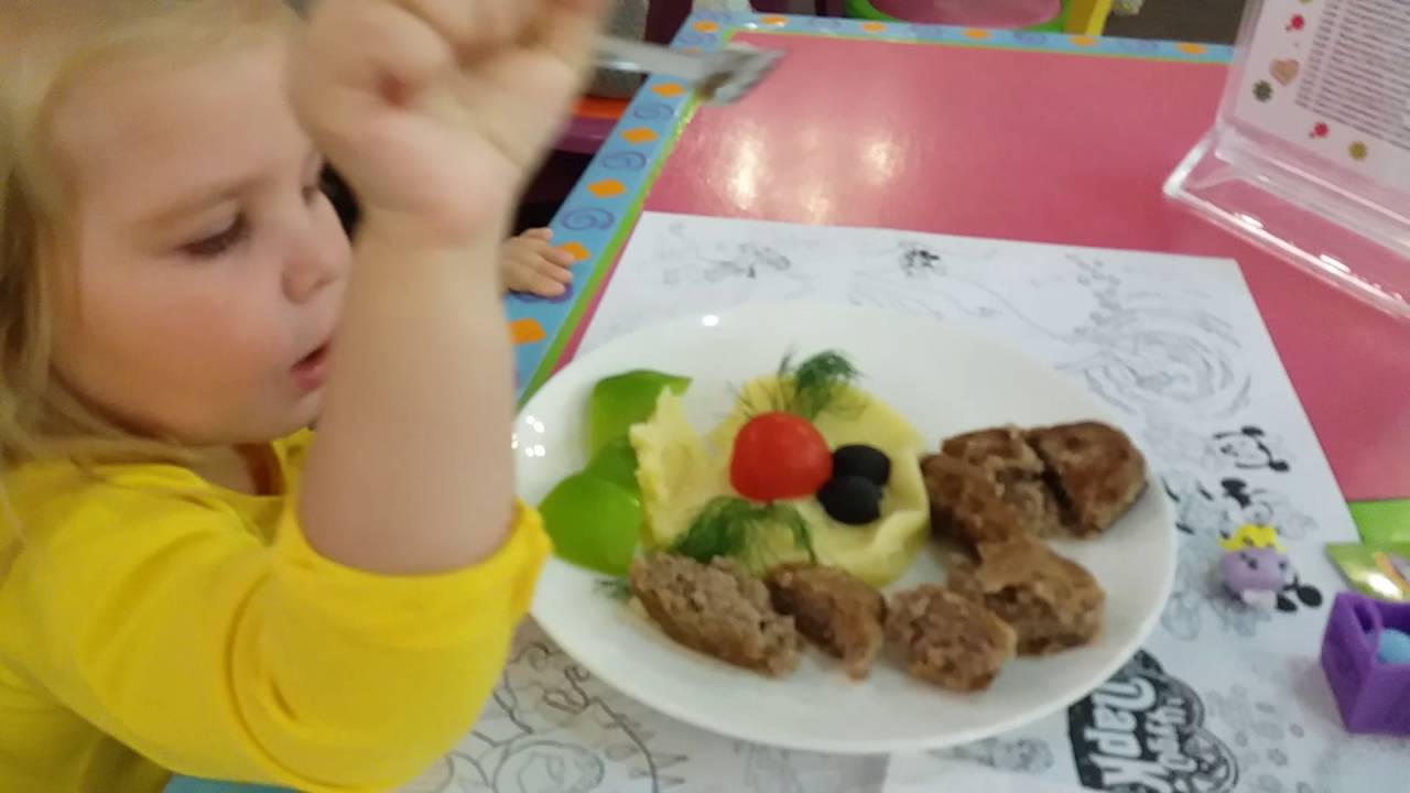 ВЛОГ: ЧУДО ПАРК детское кафе. Даша обедает детское меню,вкусно и весело.