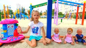 Полина играет на детской площадке с новыми игрушками