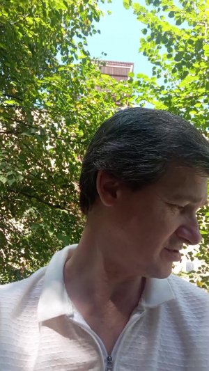 деды. с бабкой  и я   скамейку делим