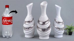 Ваза для цветов из пластиковой бутылки выглядит как керамическая.