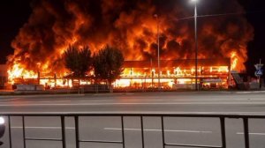 Kадр масштабного пожара в торговом центре «Галактика»(бывший «Эпицентр»)в Енакиево, Донецкая области