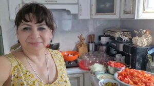 Готовлю любимое блюдо для мужа. Лечо на зиму. Сама не справилась бы. Мои помощники.