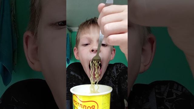 Решил поесть Ролтон.