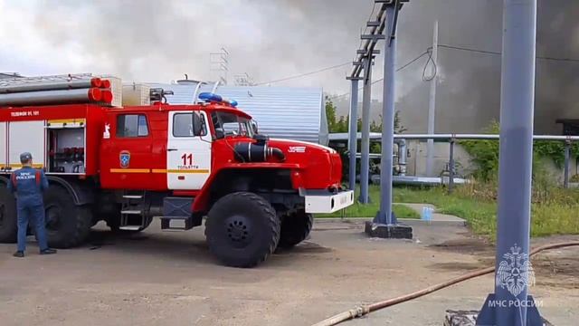 Появились фото и видео крупного пожара в магазине стройматериалов в Жигулевске