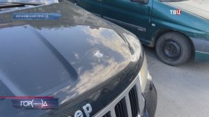 Разбитые стёкла и вмятины на капотах: неизвестные держат в страхе целый ЖК на севере Москвы