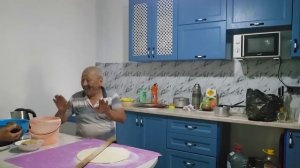 Мама хоть и болеет, но встречает нас с любовью и готовит настоящий домашний бешбармак ❤️