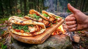 Сочный сэндвич с курицей на камне посреди леса