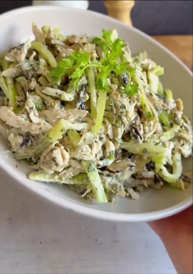 Сытный салат с курицей и баклажанами .
