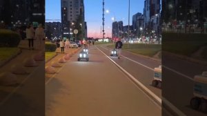 🤖 Роботы-трудяги едут домой: колонна доставщиков на Комендантском

Местные жители поделились кадрам