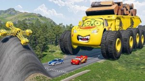 Гигантский самосвал LOGS DUMP Truck McQueen Eater против автомобилей Lightning McQueen и полицейской